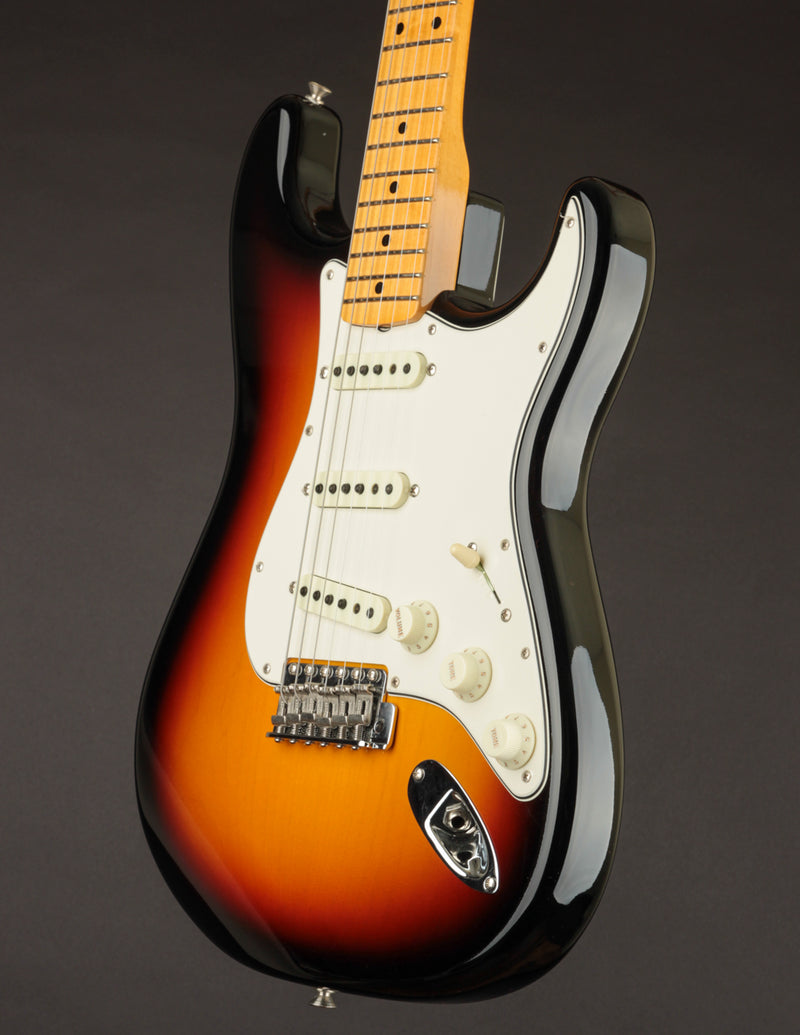 Fender Vintage Custom 1962 Stratocaster NOS angled picture