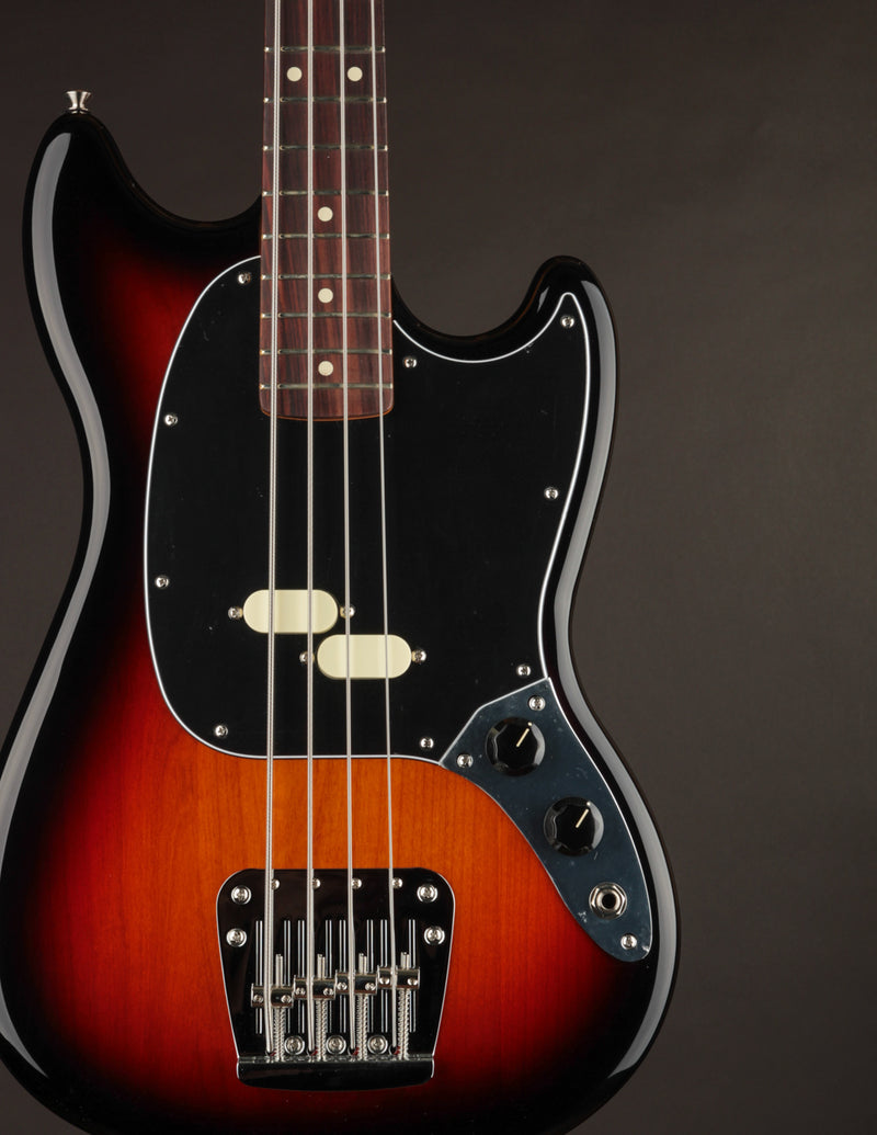 Fender American Professional Classic Mustang Bass 3-Color Sunburst