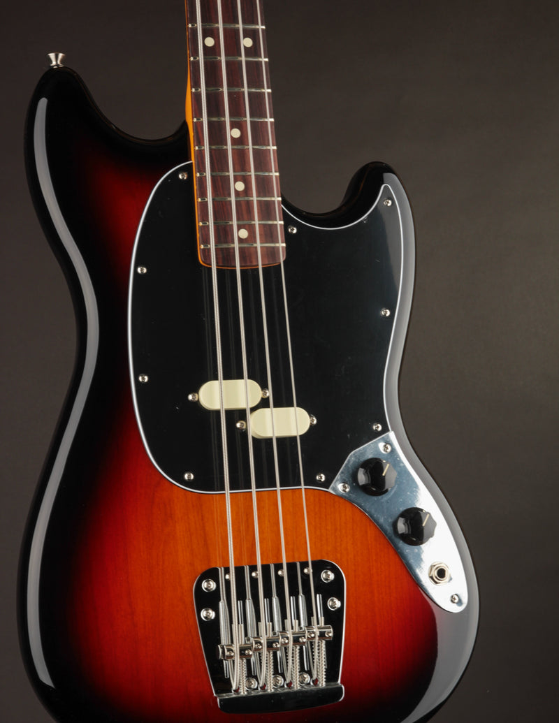 Fender American Professional Classic Mustang Bass 3-Color Sunburst