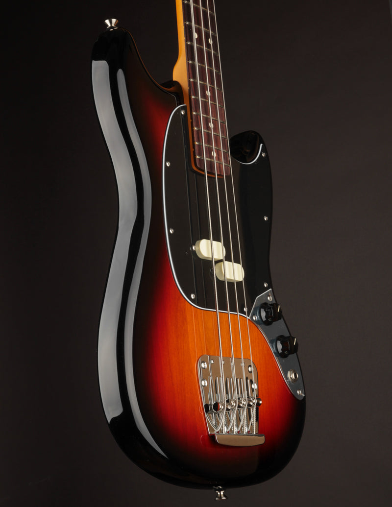 Fender American Professional Classic Mustang Bass 3-Color Sunburst