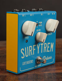 A side view of the Surfytrem pedal which reveals the two colors the enclosure is painted (blue and yellow). 