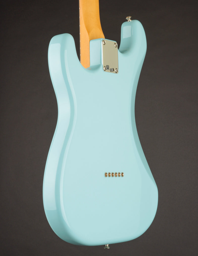 Fender Noventa Stratocaster, Maple Fingerboard, Daphne Blue